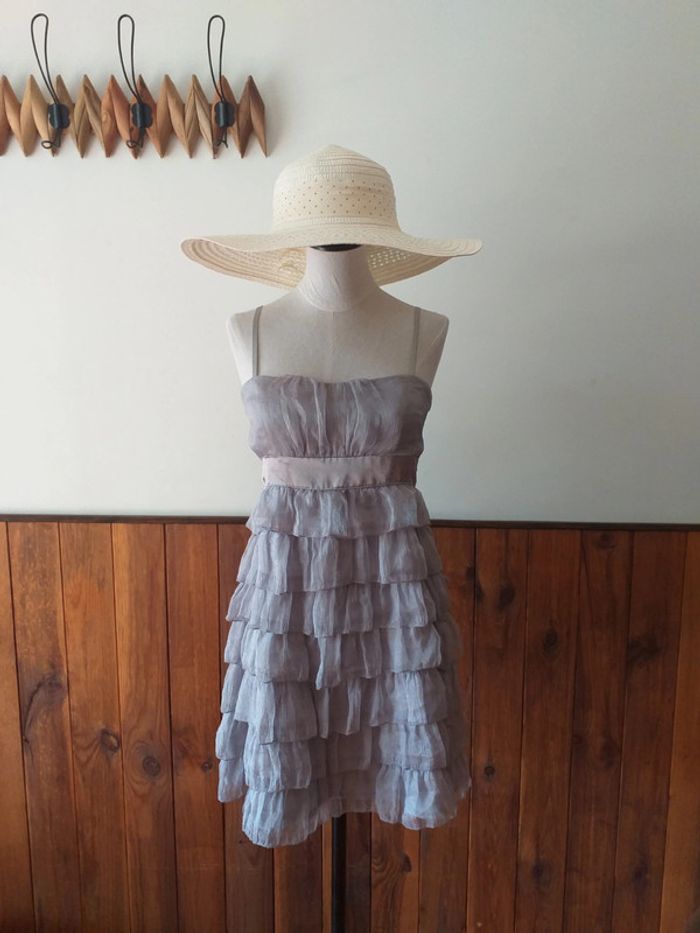 Robe grise à volant