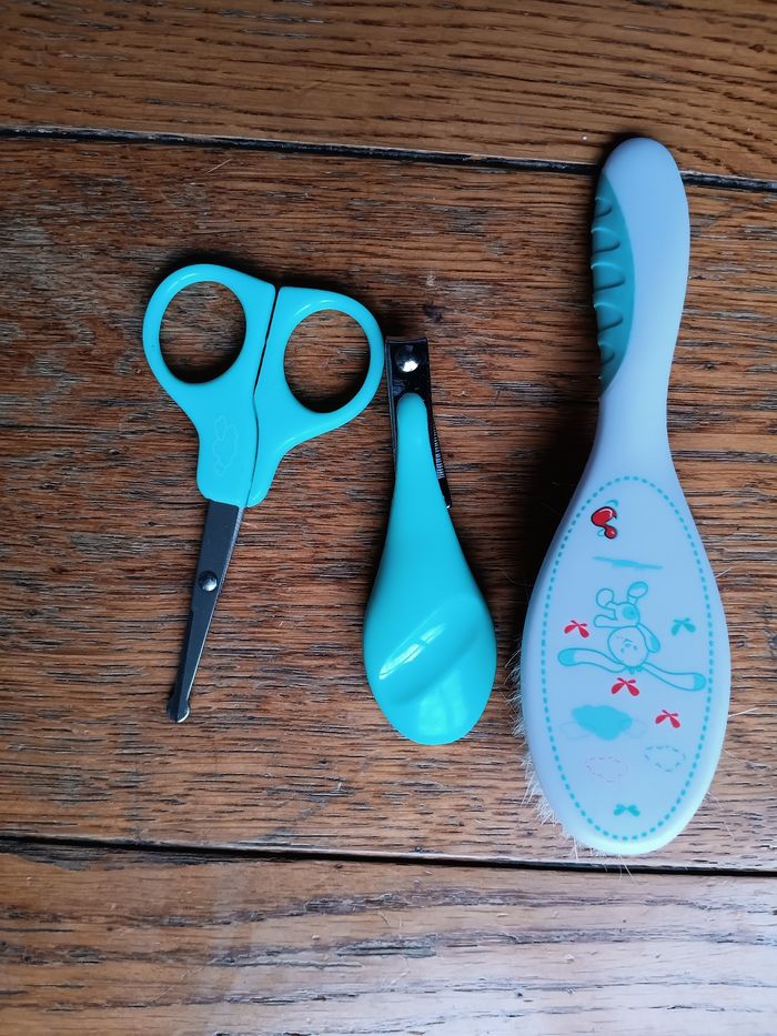 Brosse ciseaux et coupe ongles bébé