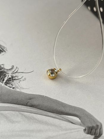 collier fin transparent et pendentif strass