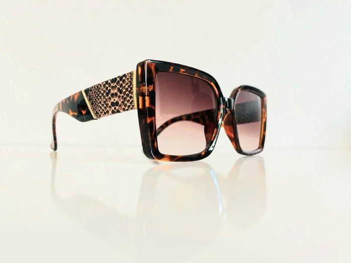 Lunette de soleil femme rectangulaire marron léopard verres dégradés uvprotection catégorie 3