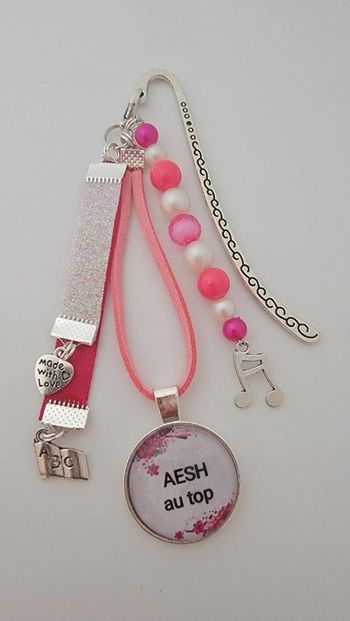 Cadeau Aesh , bijoux de sac ou marque page " Aesh au top"