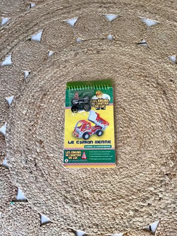 Livre les engins de Luc Eugène le camion benne maquette à construire