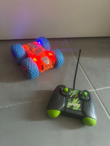 Voiture télécommandée avec lumière  fonctionne 