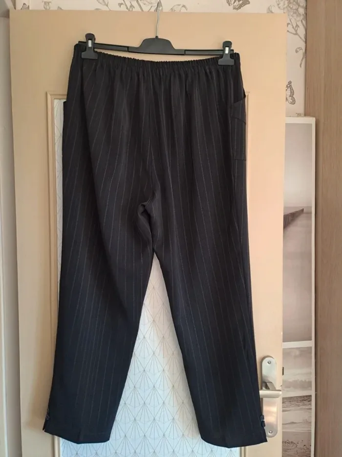 Pantalon femme noir rayé brillant habillé comme neuf T6 = 46 - photo numéro 2