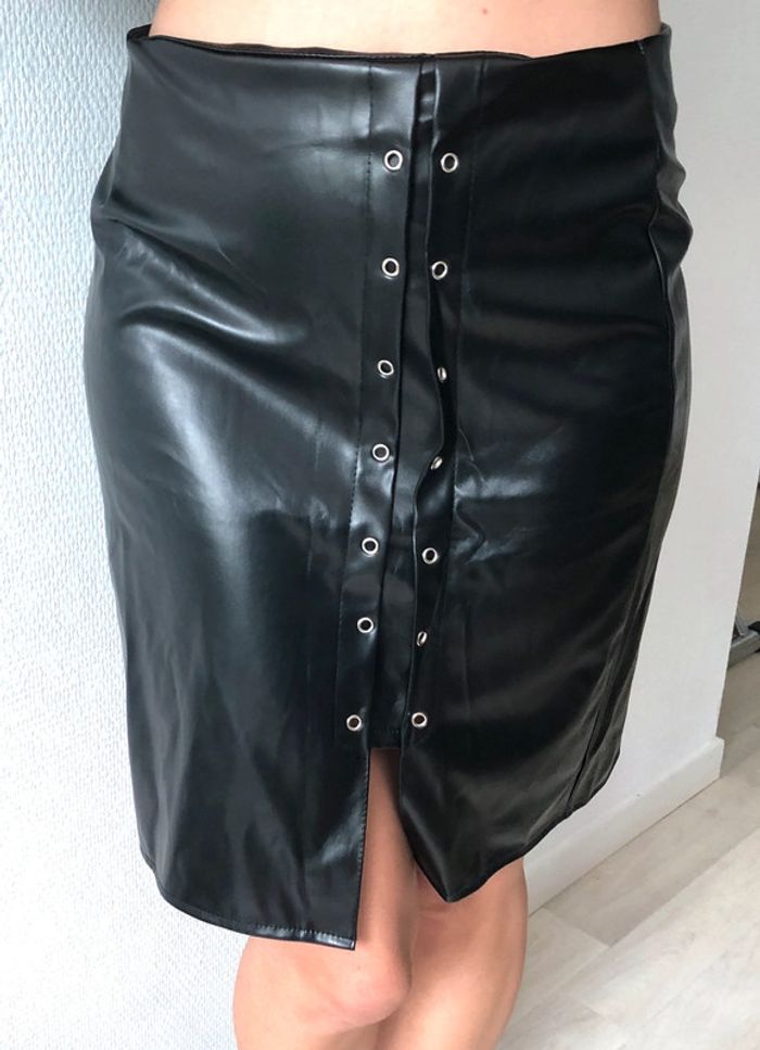 Jupe skai noir taille 38/40 - photo numéro 2