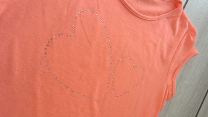 Tee shirt corail avec coeurs argentés - photo numéro 2