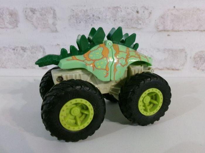 Monster trucks - Stégosaure - Hot Wheels crash