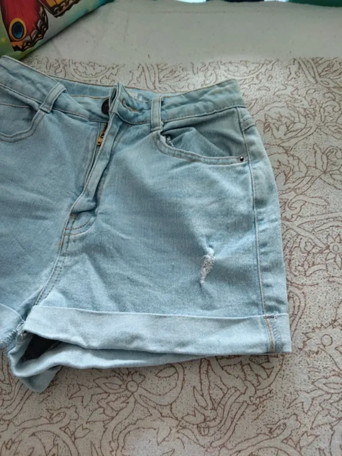 Short jeans taille 32/ 12 ans - photo numéro 2