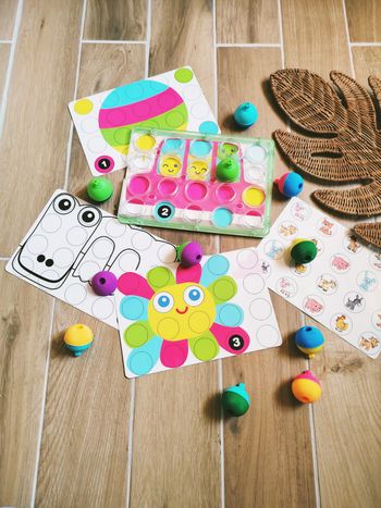 🌸Planche d'activités avec perles fleurs à visser en plastique marque Lalaboom