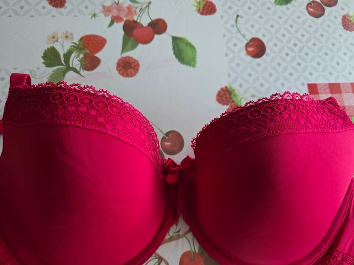 SOUTIEN-GORGE ROUGE BORDEAUX JAMAIS PORTER COMME NEUF DENTELLE TAILLE 100C MARQUE FASHION ESPRESS - photo numéro 3