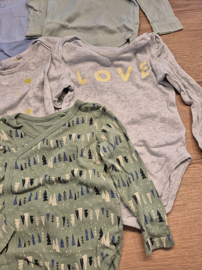 Lot de 5 bodies 6-12 mois - photo numéro 4