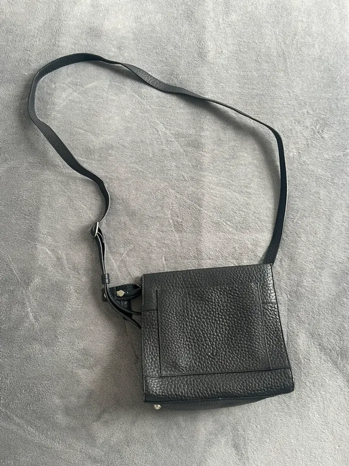 Sac à bandoulière noir cuir grainé – Compact chic & pratique - photo numéro 5