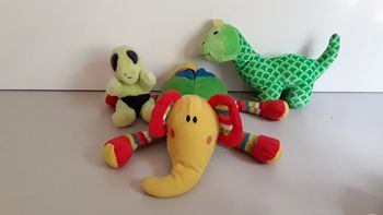 Lot de 3 peluches colorées
