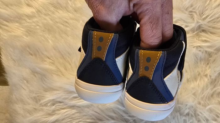 NEUVES (non portées)🏷🥰🤩💙 superbes baskets cuir pointure 20 garçon 💙💙😍 - photo numéro 3