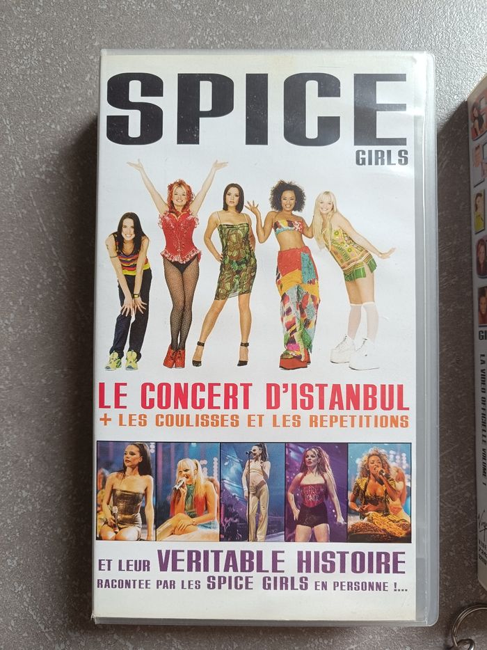 Lot de Lot de 2 cassettes VHS Spice Girls et un porte-clés. - photo numéro 2