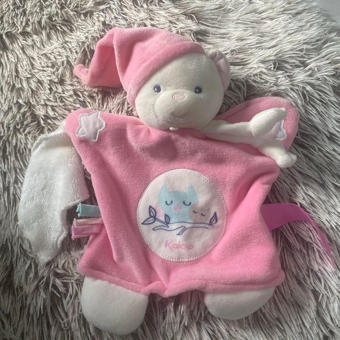 Doudou ours plat kaloo  marionnette rose avec bonnet