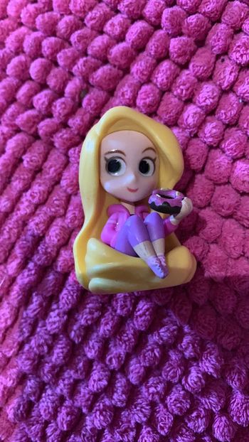 Figurine raiponce assise