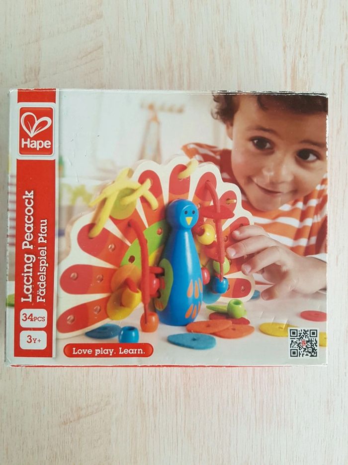 Lacing peacock jeu de laçage en bois Hape - photo numéro 2