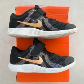 Basket Nike revolution 4 P 27 En parfait état portées une fois  Noir, doré, paillettes violettes