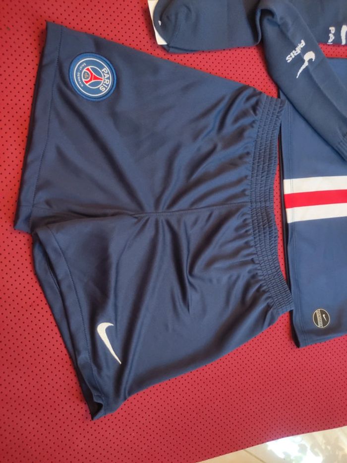 Tenue de foot PSG, Nike Authentique Officiel taille enfant 5/6 ans, Neuf - photo numéro 5