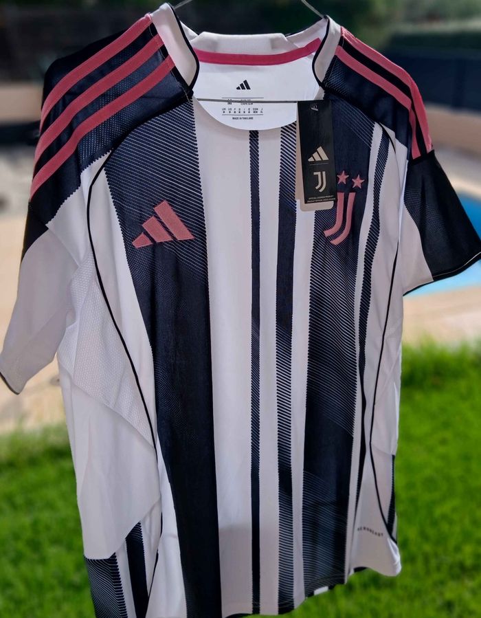 Maillot Juventus Turin 2025-2026 taille M Domicile Neuf