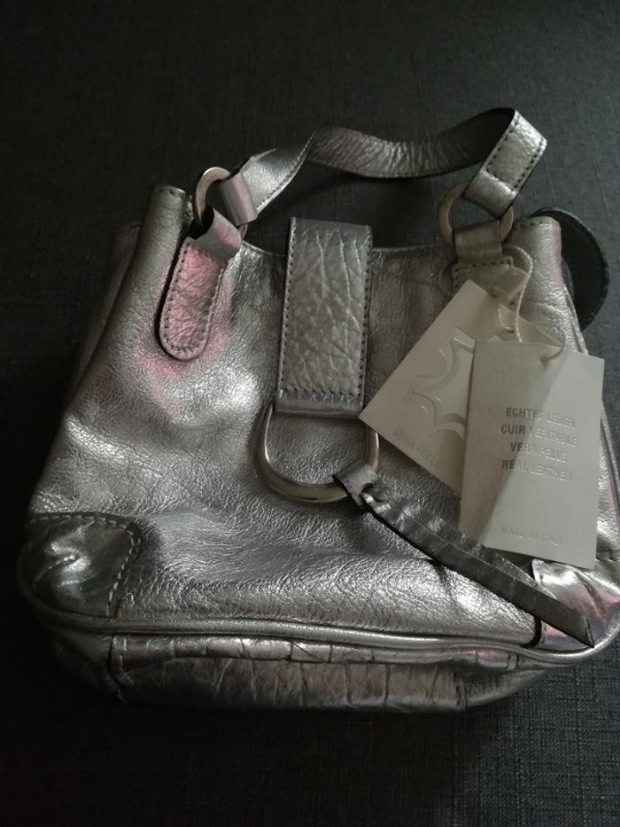 Sac argenté en cuir véritable