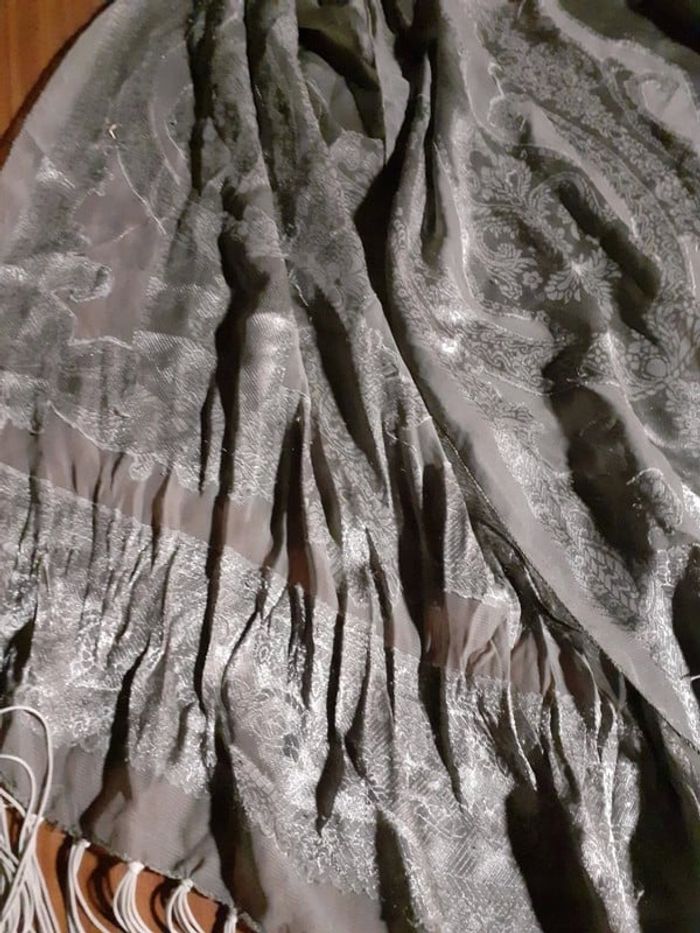 Châle à fleurs vert - photo numéro 3