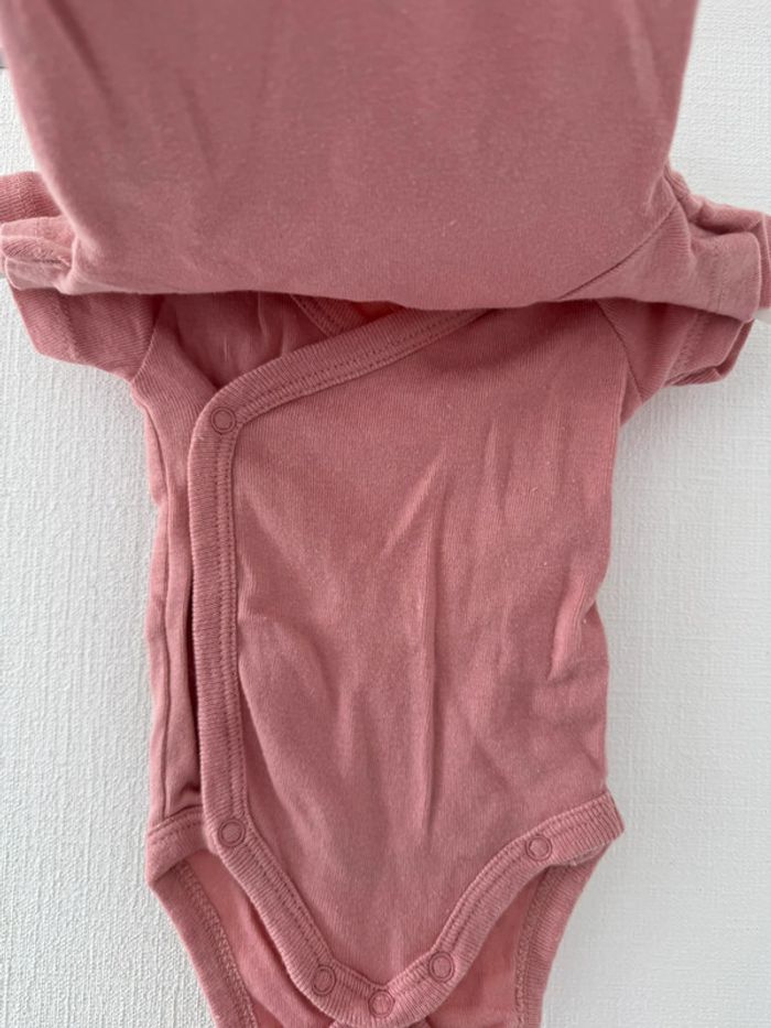 Lot 2 bodies manches courtes - taille 1 mois 🌸 - photo numéro 3