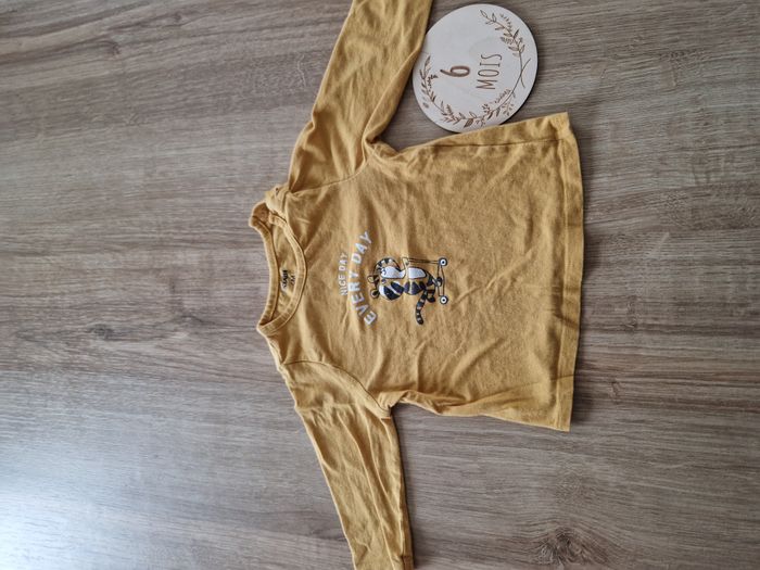 T-shirt Manches Longues Jaune Moutarde Tigre sur Trottinette Kiabi - 6 mois