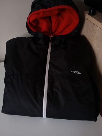 Coupe-vent blouson avec capuche.Taille S .Mixte . Decathlon ..Polyester.Noir et rouge . État neuf .