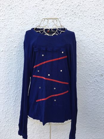 Tee shirt à motifs bleu et rouge