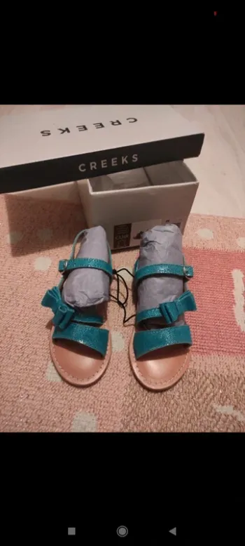 Très belle sandales creeks bleu a paillettes neuve avec étiquette taille 26 dans sa boîte