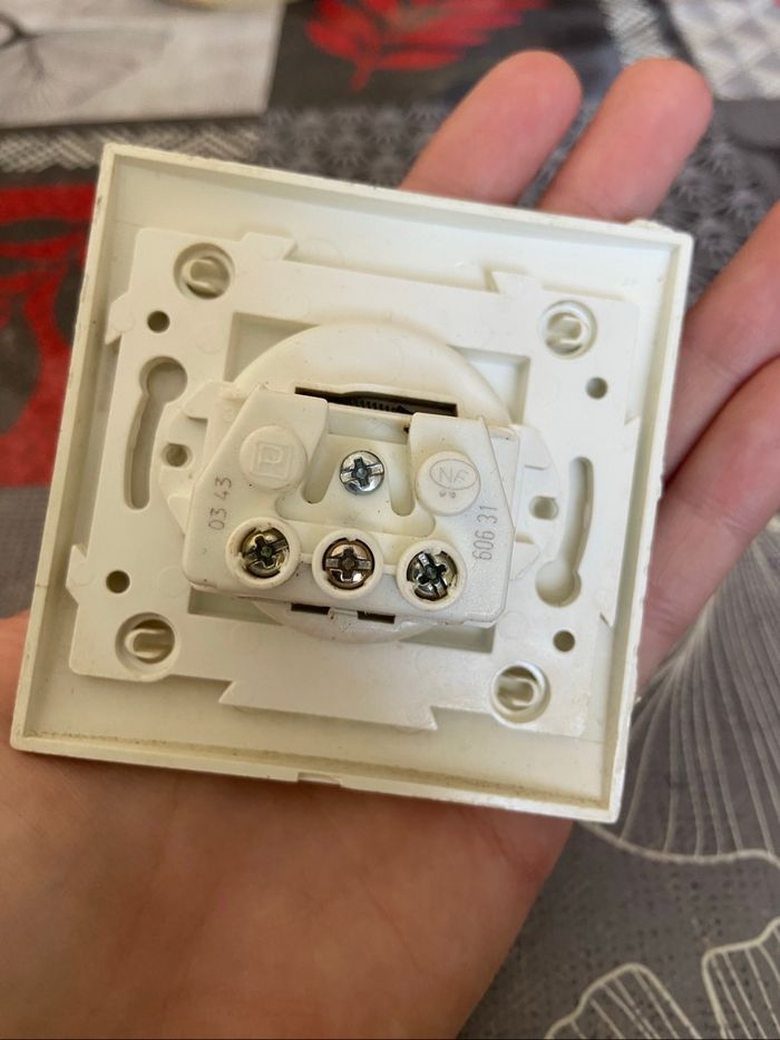 Prise électrique blanche - photo numéro 2