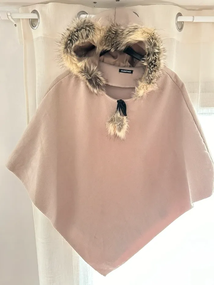 Poncho fourrure à capuche