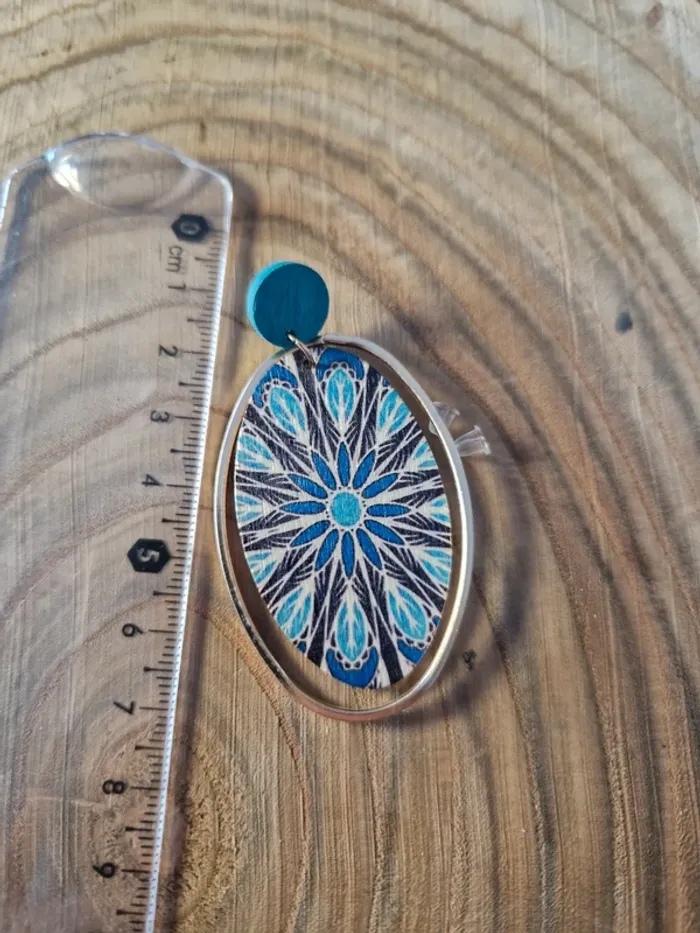Boucles d'oreilles fantaisies en bois tons bleus - photo numéro 2