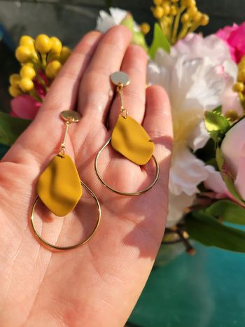 Boucles ovales feuilles jaune moutarde