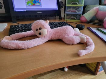 PELUCHE SINGE SUSPENDU SONORE ET LUMINEUX