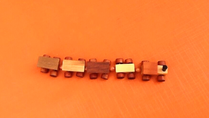 Train miniature en bois - photo numéro 3