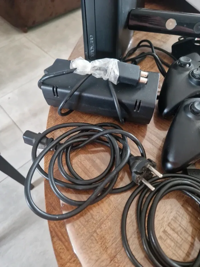 Console xbox 360 avec 2 manettes et kinect - photo numéro 5