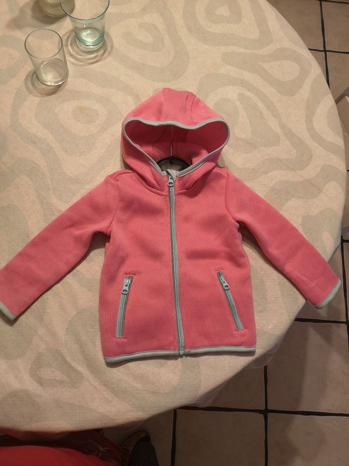 Veste polaire à capuche rose taille 24mois
