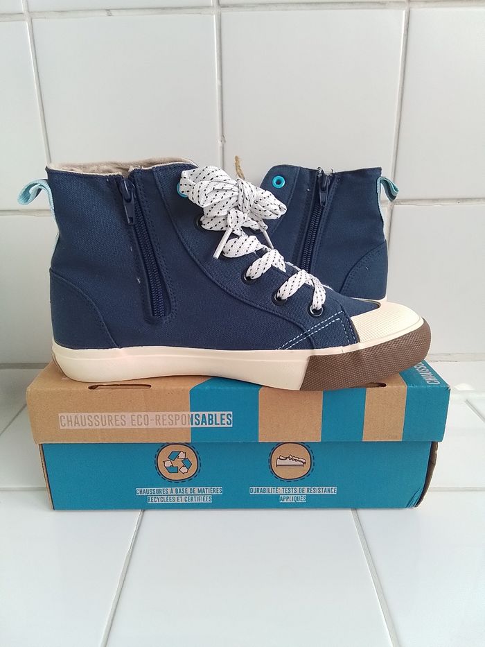 Paire de baskets montantes. Fermeture éclair et lacets. - photo numéro 2