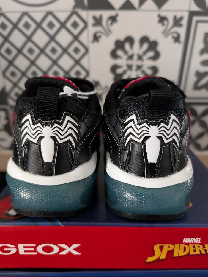 Baskets clignotants garçon. Taille 24. Neuf. Geox - photo numéro 10