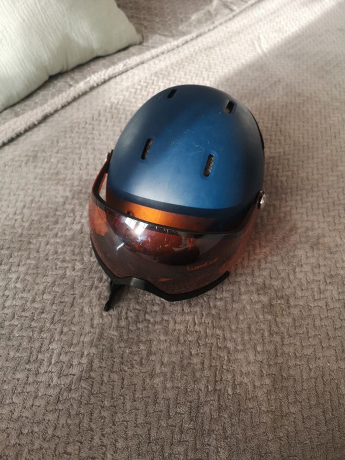 Casque de ski avec visière intégrée.