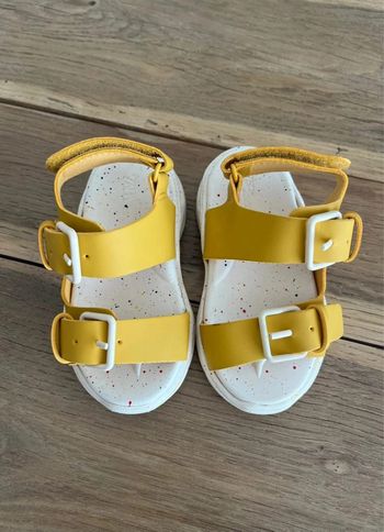 Sandales jaunes et blanches Zara