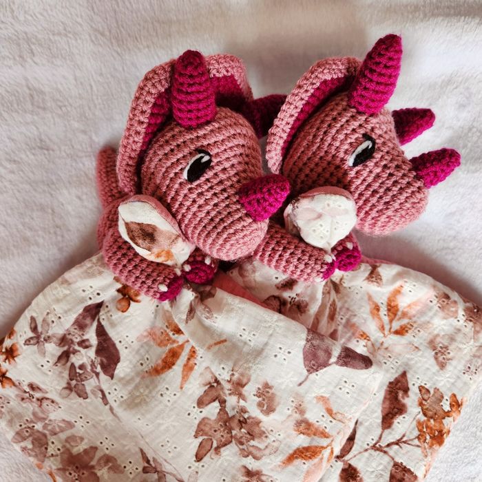 Doudou câlin lange Hector le Dinosaure Triceratops en crochet fait main cadeau de naissance anniversaire personnalisable