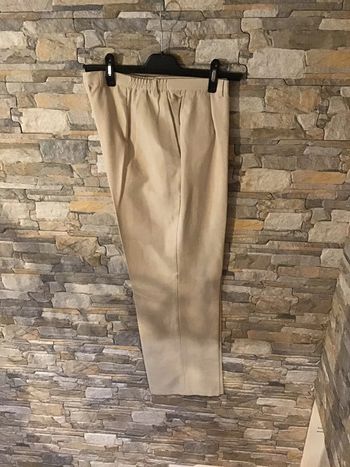 Très beau pantalon beige tissu effet velours daim taille 44