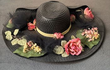 Chapeau de paille et fleurs