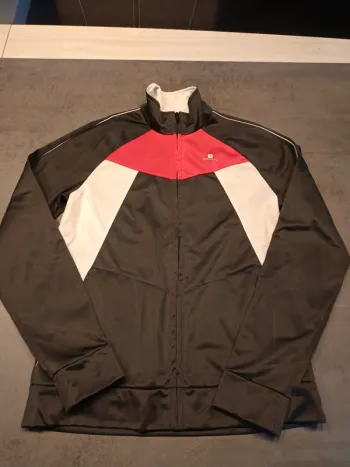 Vends veste de jogging Domyos taille 14 ans .