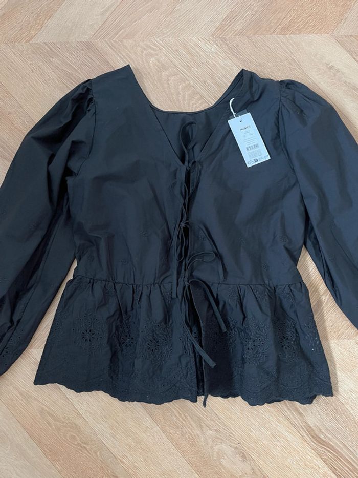 🌟 Blouse noir peplum et broderie avec noeuds