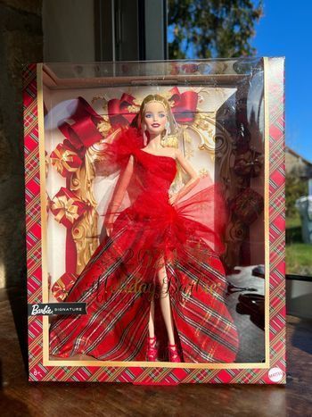 Poupée Barbie signature Joyeux Noël Blonde : Holiday Barbie 2024